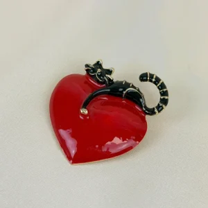 Alfinete coração vermelho com gato preto