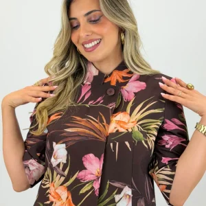 Blazer castanho com estampado floral tons verde, laranja e rosa